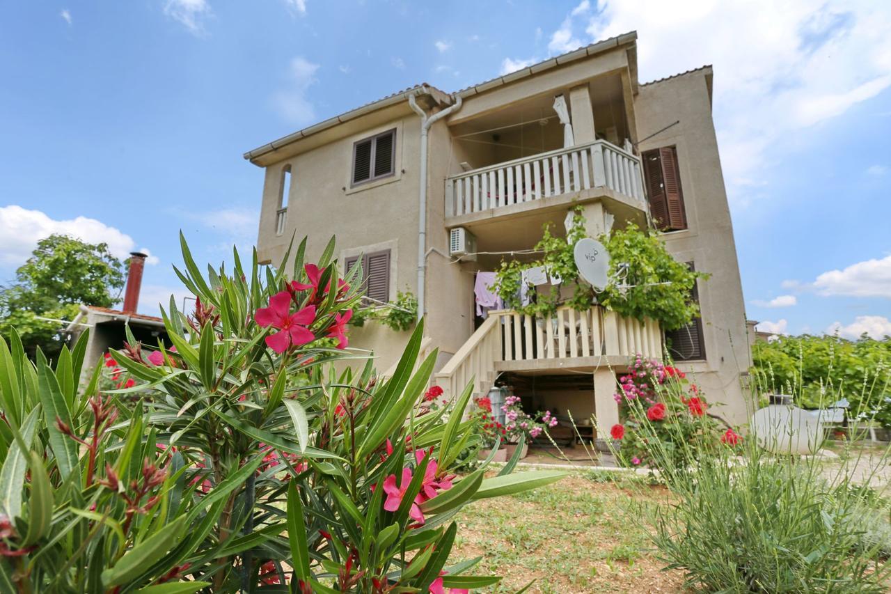 Apartment Sea And Mountain With Pool Novigrad  Екстериор снимка